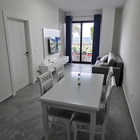 Beachfront Sleeps 4 *