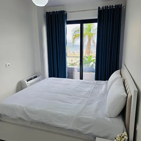 Beachfront Sleeps 4 Apartament