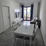 Beachfront Sleeps 4 *