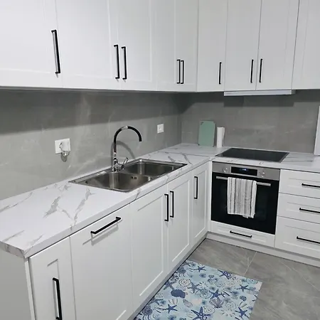 Beachfront Sleeps 4 Orikum