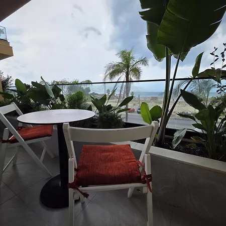アパート Beachfront Modern Apartment With Panoramic Sea View オリクム