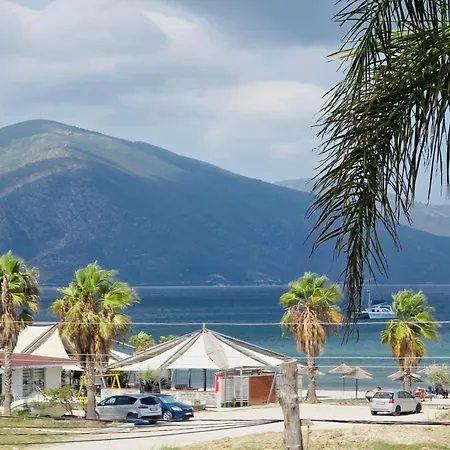 Beachfront Sleeps 4 *