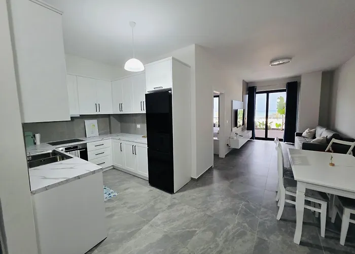 Beachfront Sleeps 4 Daire *