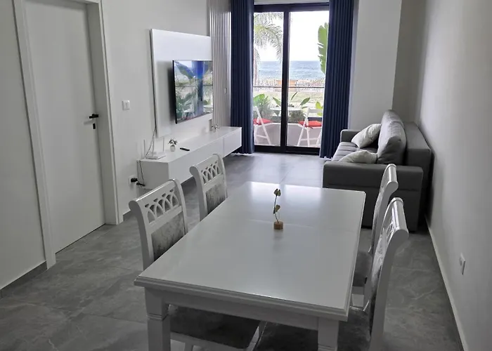 Beachfront Sleeps 4 *