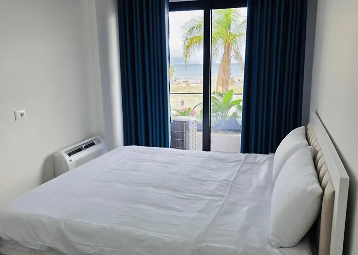 Beachfront Sleeps 4 Daire