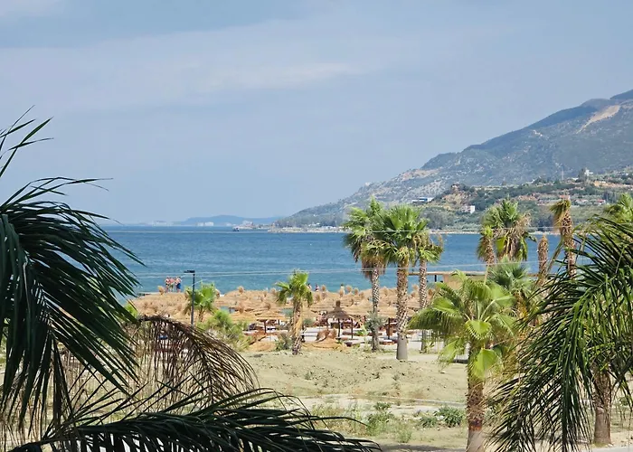 Beachfront Sleeps 4 *