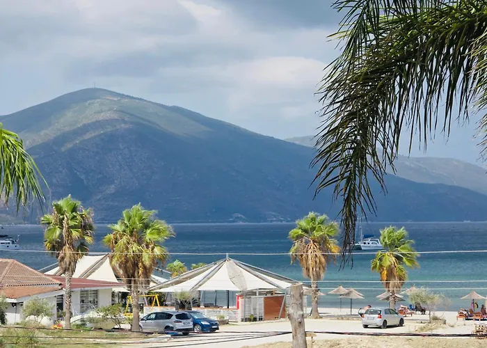 Beachfront Sleeps 4 *